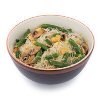 Rice noodles with vegetables, champignons and cashew nuts